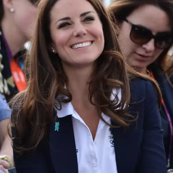 Kate lo coordinó con un polo blanco.