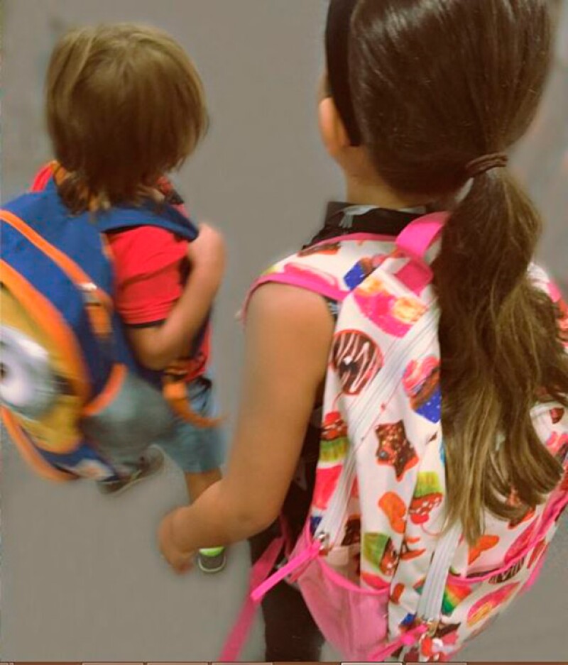 Tras aterrizar, Thalía preparó a sus hijos para la escuela y prueba de ello es esta imagen.
