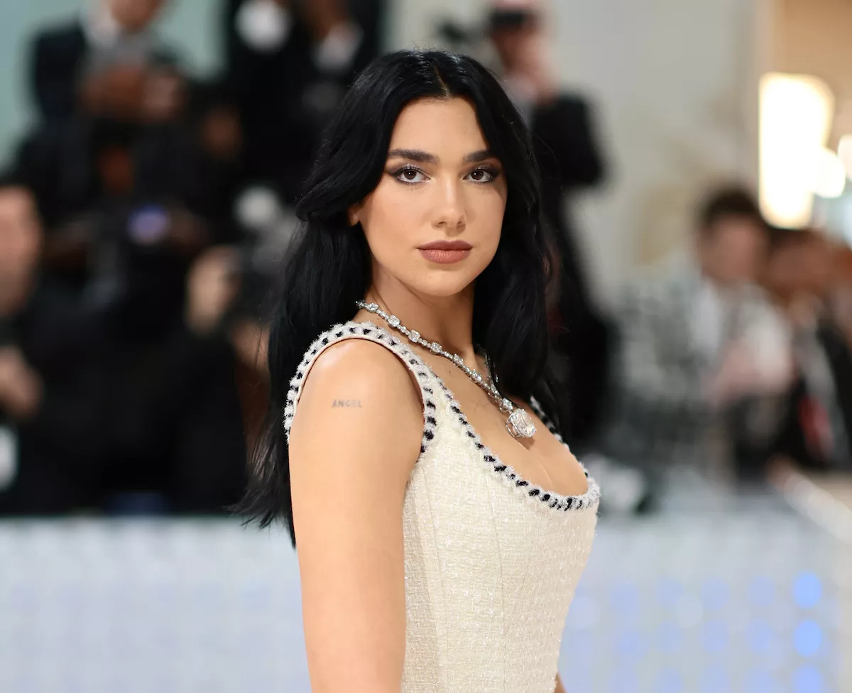 Dua Lipa en la Met Gala con un vestido blanco de Chanel.
