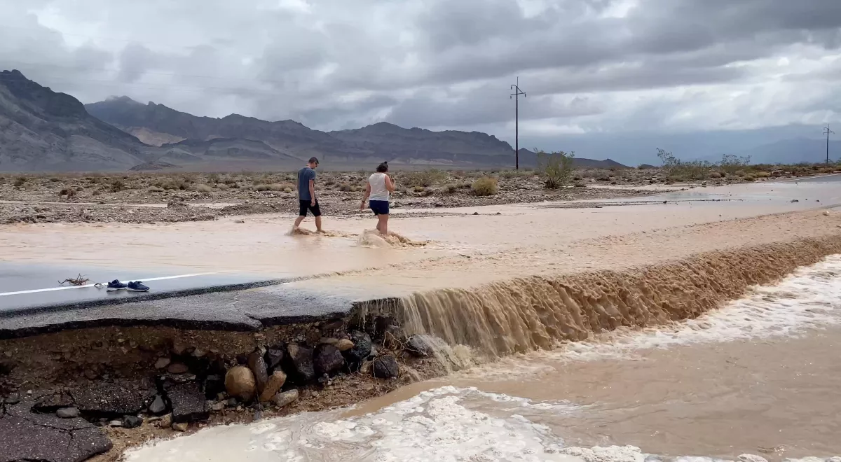 Una vista muestra la lluvia monzónica inundada en el Parque Nacional Death Valley, California, EE. UU., el 5 de agosto de 2022 en esta captura de pantalla obtenida de un video. 