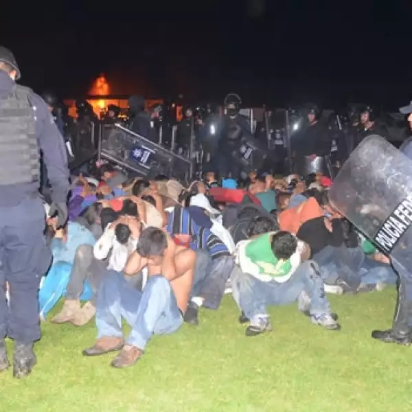 Enfrentamientos entre normalistas y policías federales