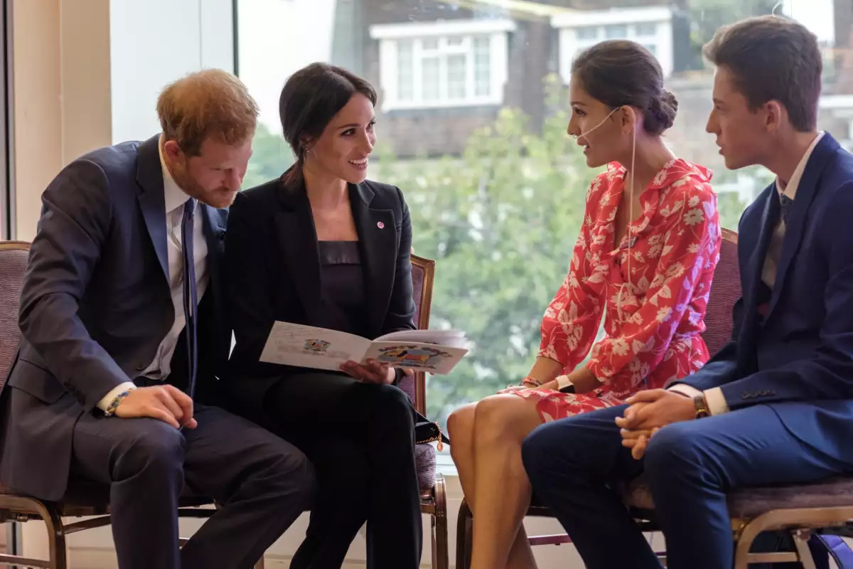 Harry y Meghan con jóvenes en los Well Child 2018