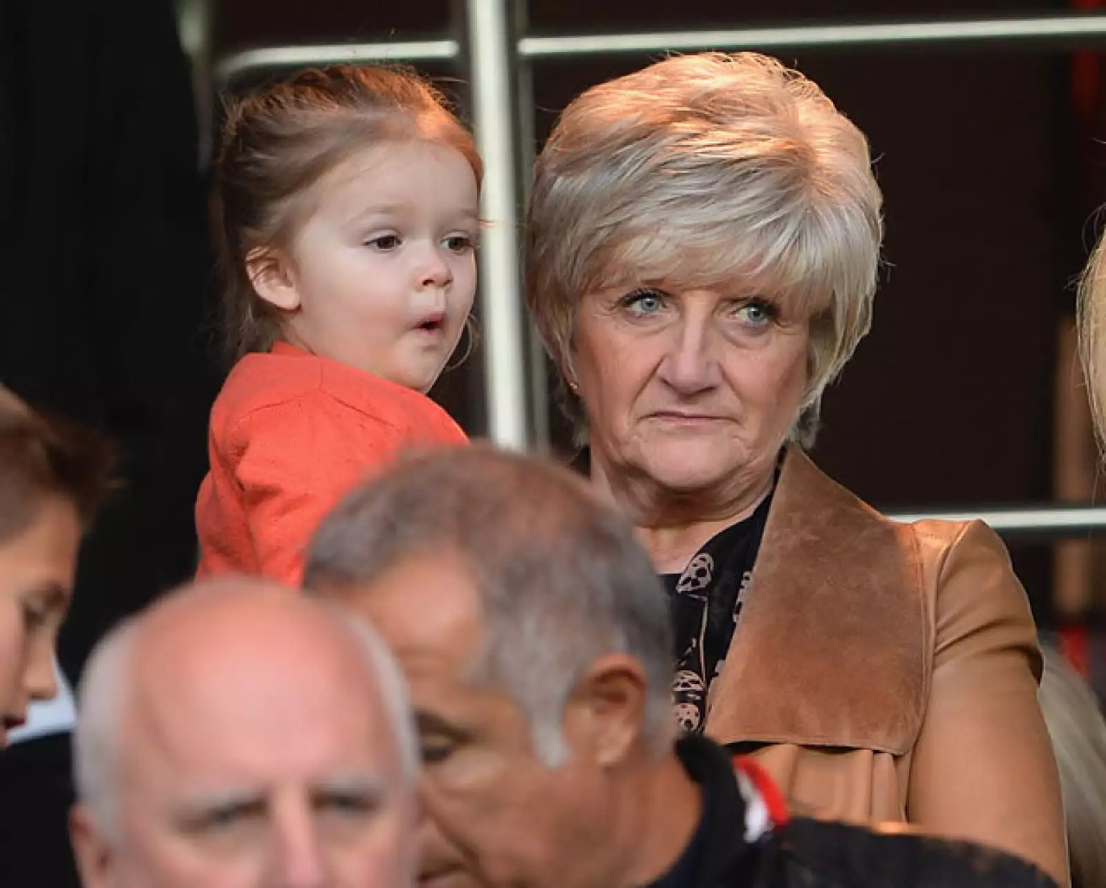 Harper con su abuela, Sandra Georgina West.