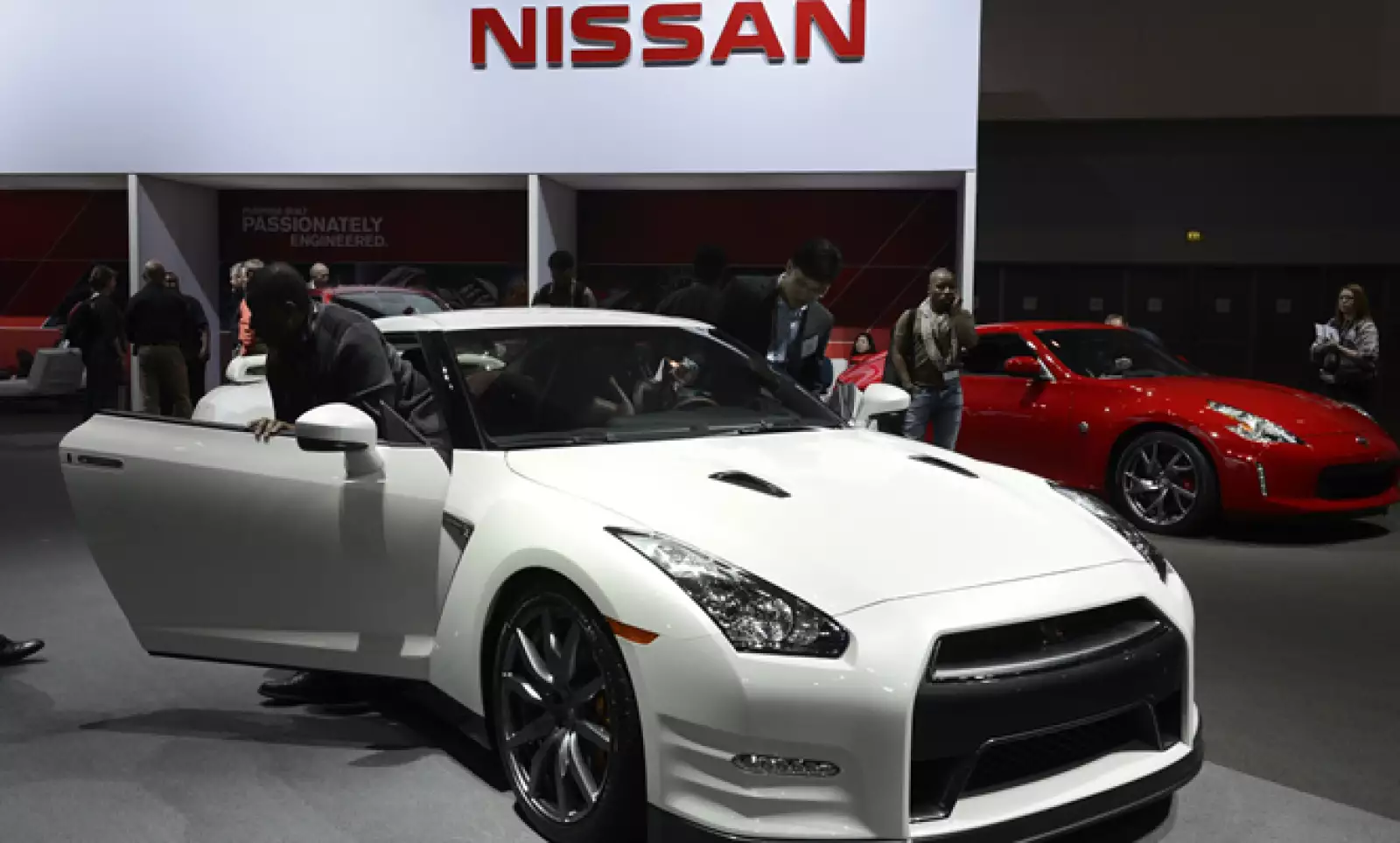 El 2013 Nissan GT-R es otro de los vehículos que se exhibe en el Salón del Automóvil de Los Ángeles 2012.