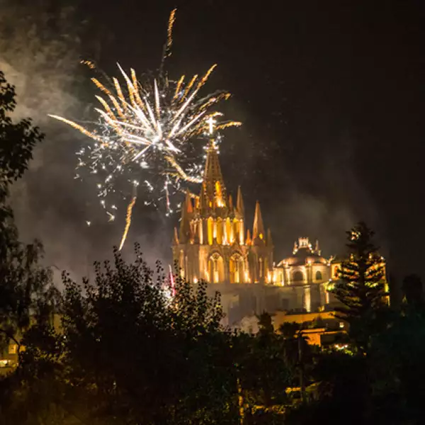 Fuegos artificiales iluminan la mágica ciudad