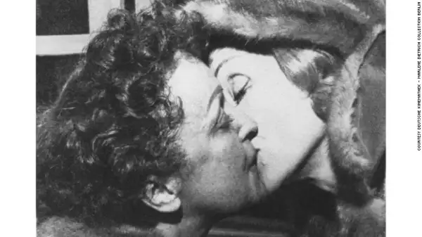 Marlene Dietrich besando a Edith Piaf 