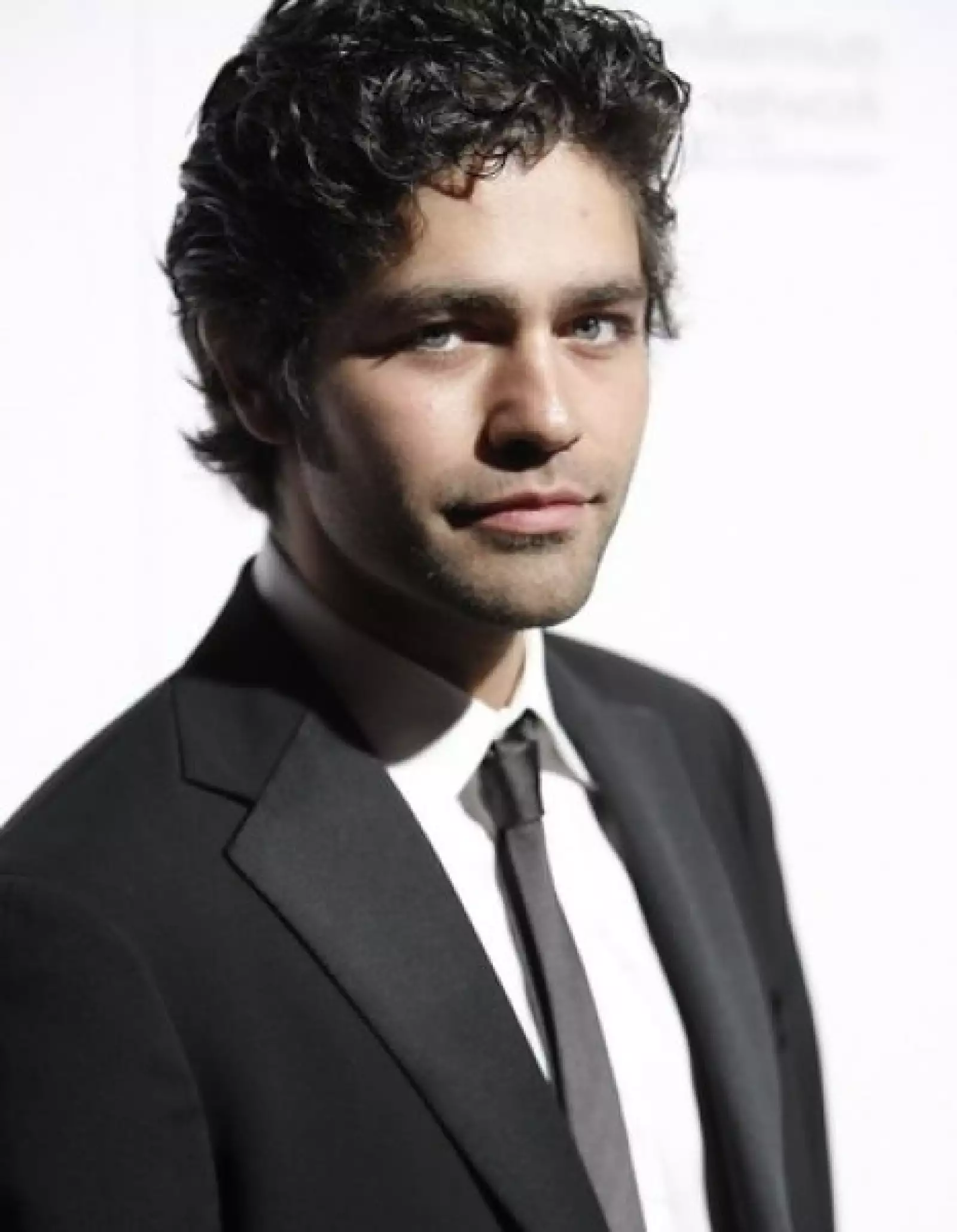 Adrian Grenier hizo lo mismo por su parte e hizo gala de sus enormes ojos claros.