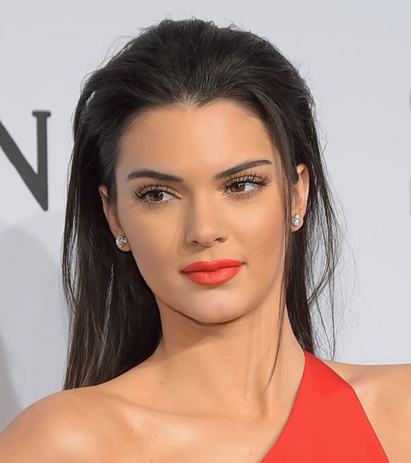 Kendall Jenner también se une a la tendencia con un tono brillante y mate.