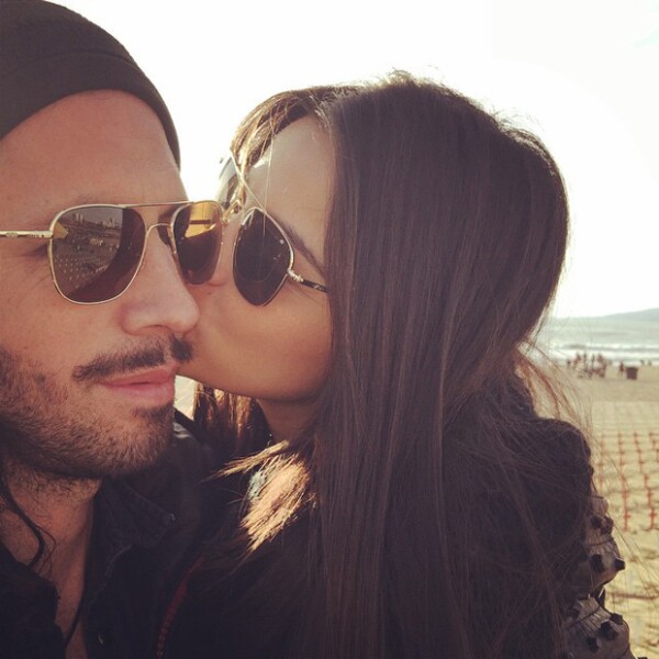 Maite no puede ocultar lo enamorada que está de su pareja.