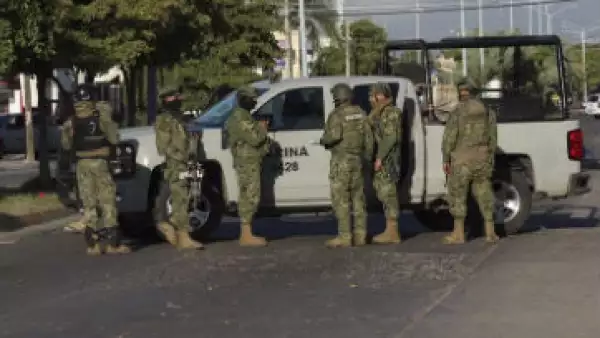 Elementos federales vigilan las calles de Los Mochis, Sinaloa, como parte de un operativo de seguridad implementado en dicha entidad mexicana. (Foto: Cuartoscuro )