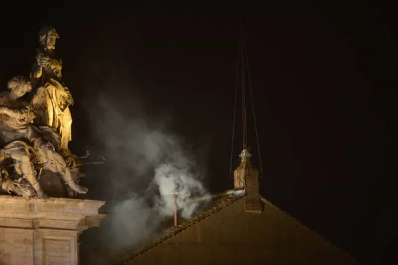 El humo blanco coloreó la lluviosa noche romana y las campanas de la basílica de San Pedro repicaron con fuerza para anunciar al mundo que la Iglesia Católica tiene nuevo papa.
