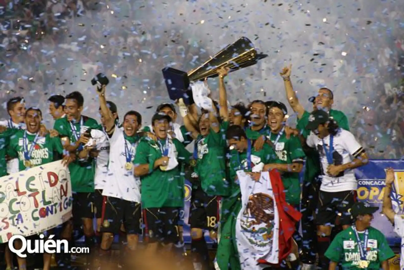 La selección mexicana,al momento de recibir la Copa de Oro
