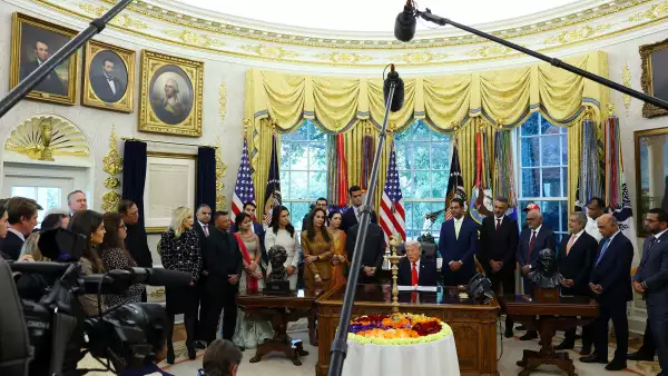 : El presidente de los Estados Unidos, Donald Trump, recibe preguntas de los medios de comunicación durante un evento que celebra Diwali en la Oficina Oval de la Casa Blanca el 21 de octubre de 2025 en Washington, DC. Trump celebró el evento para honrar el festival hindú que simboliza la victoria de la luz sobre la oscuridad.