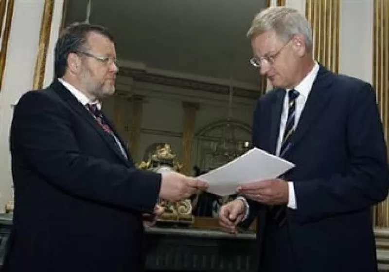 El canciller de Islandia, Ossur Skarphedinsson (izq.) entrega la solicitud de adhesión a la UE al canciller suizo, Carl Bildt. (Foto: Reuters)