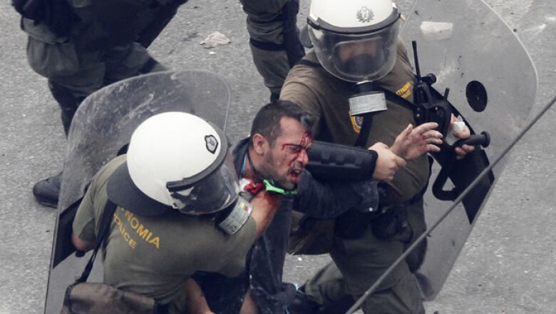El Parlamento griego aprobó este miércoles, entre protestas, un plan de austeridad para recibir una nueva ronda de préstamos que le permitirá al Gobierno evitar un cese de pagos.