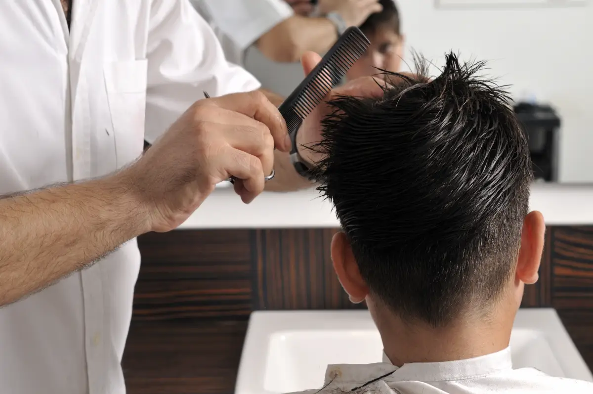 ¿Se puede llevar el cabello largo o pintado a la escuela?