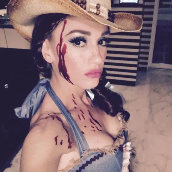Gwen Stefani decidió disfrazarse de una vaquera terrorífica.