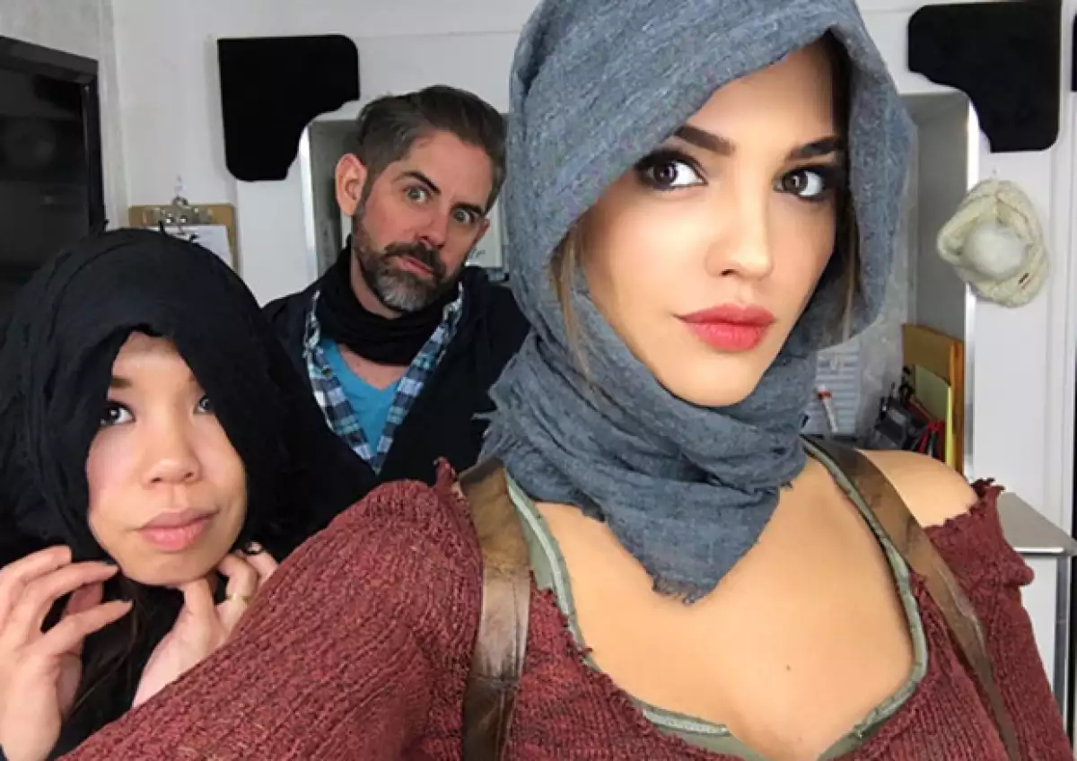 La actriz ha tenido que recurrir a cubrirse el pelo para que no se le vuele con los fuertes vientos.