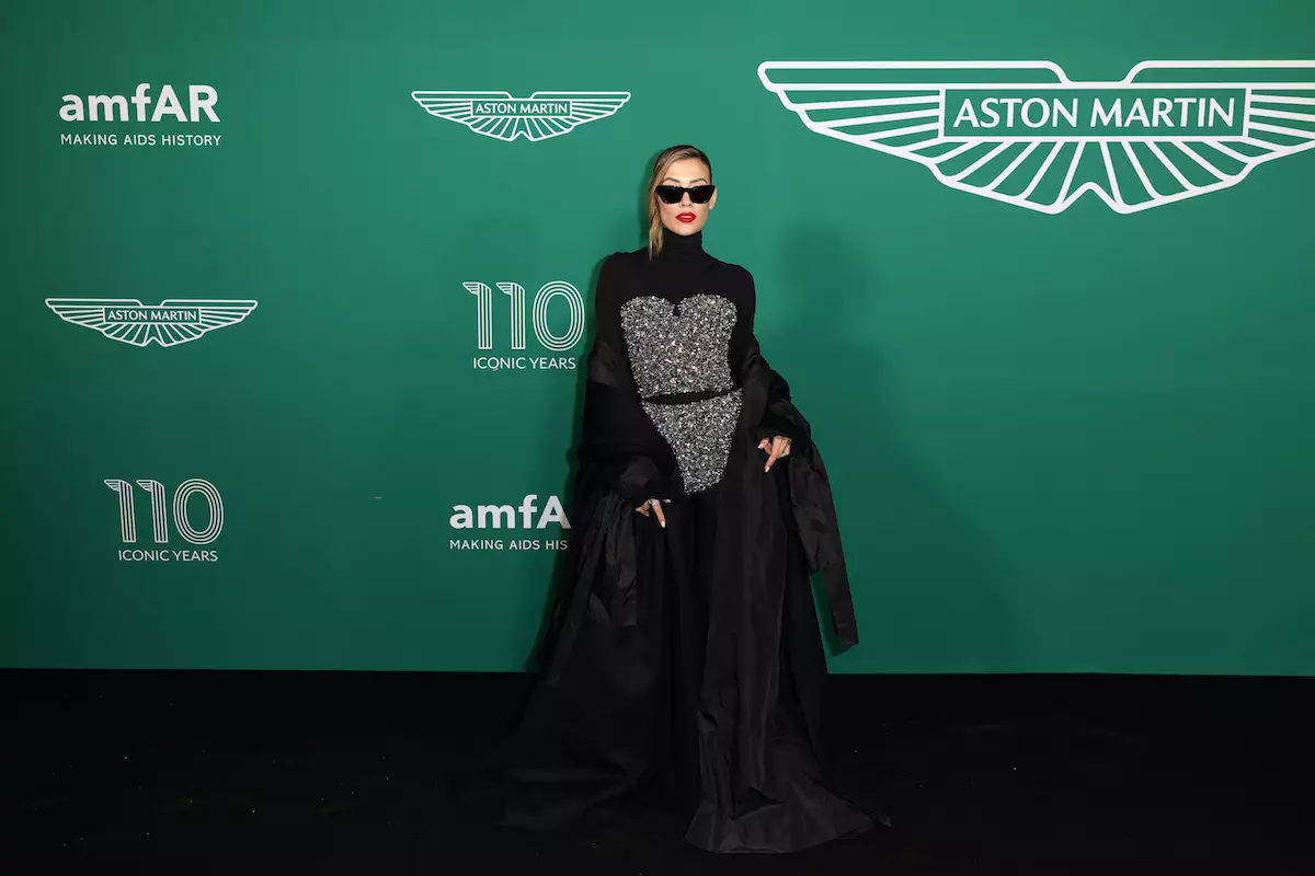 Michelle Salas en Cannes con un look negro con pedrería