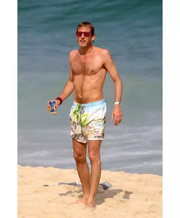 Andrea disfrutó de una cerveza al salir del mar.