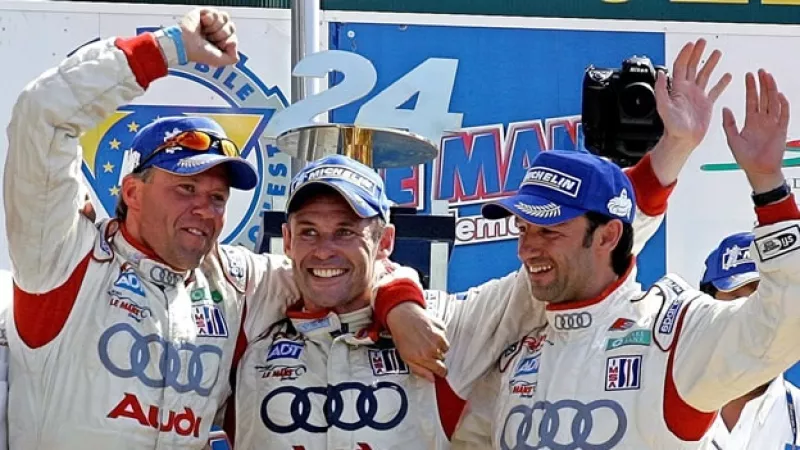 El finlandés JJ Lehto celebra la victoria en Le Mans