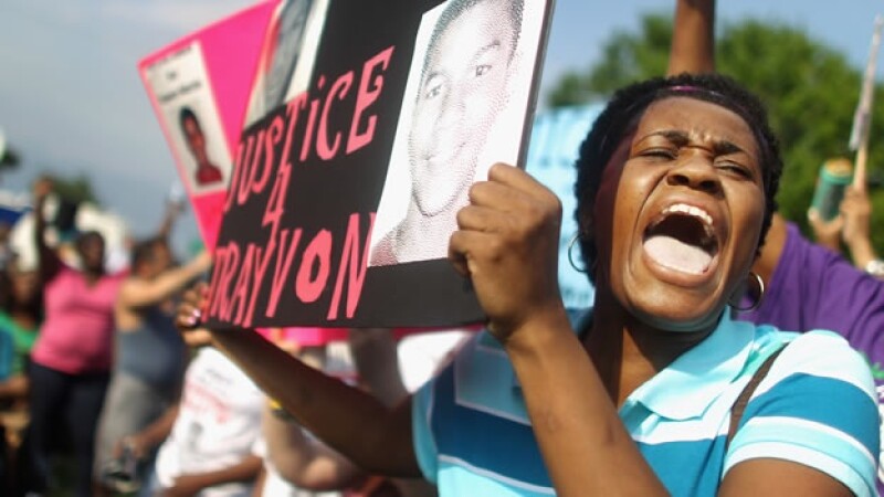 Una mujer protesta por el asesinato de Trayvon Martin