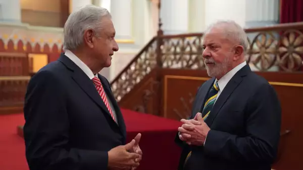 Andrés Manuel López Obrador y Luiz Inácio Lula Da Silva conversan. 