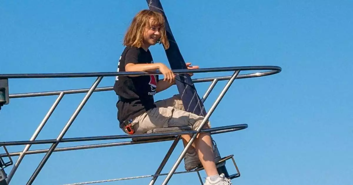 La activista Greta Thunberg se sienta a bordo del barco de ayuda Madleen, que salió del puerto italiano de Catania el 1 de junio para viajar a Gaza para entregar ayuda humanitaria, en esta imagen publicada el 2 de junio de 2025 en las redes sociales