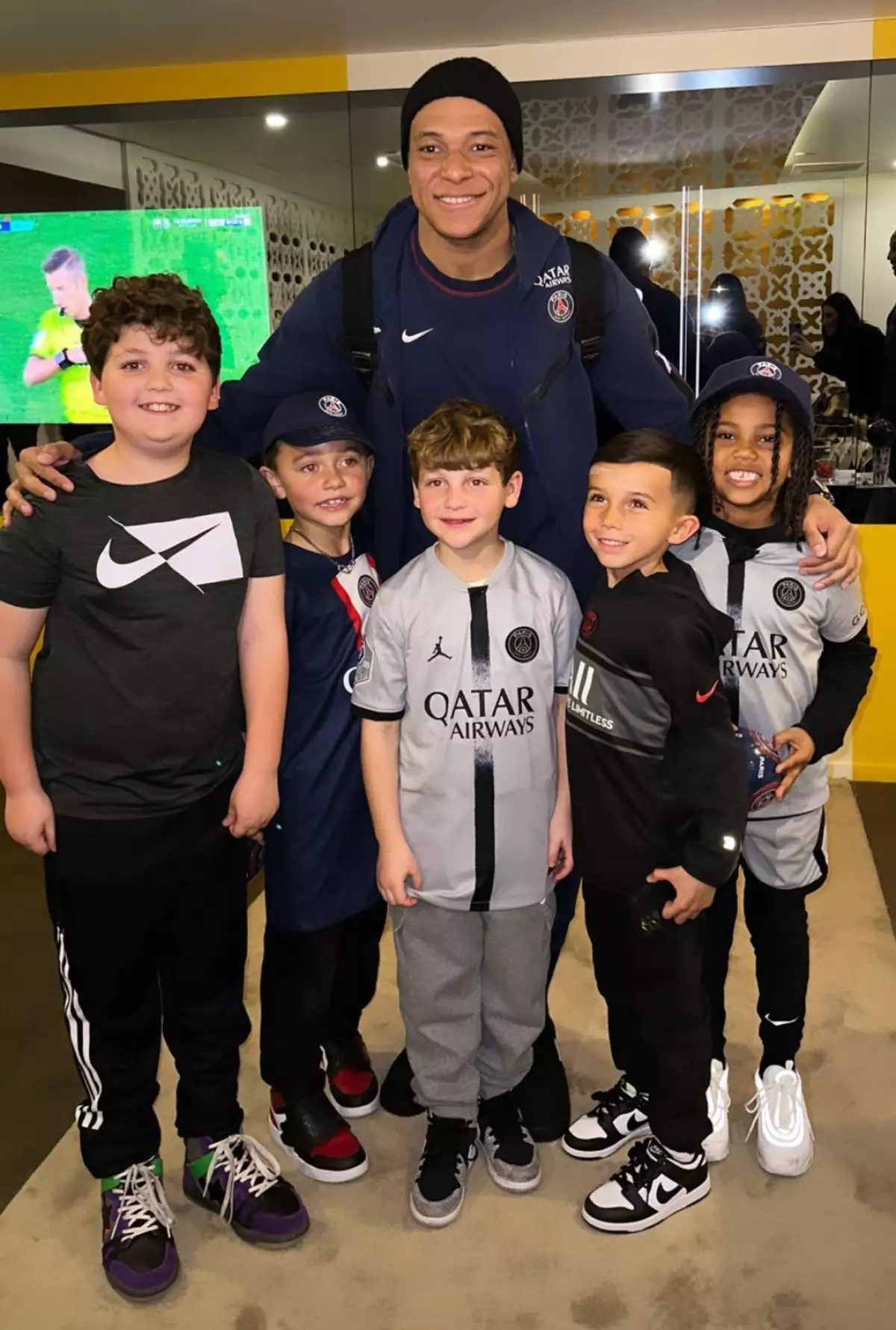 Kim Kardashian llevó a su hijo Saint West y sus amigos a París a conocer a su ídolo Kylian Mbappé