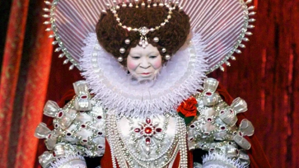 En la entrega número 71 de los Oscar, en 1999, Whoopi Goldberg fue la maestra de ceremonias. Apareció con un disfraz de la Reina Elizabeth. Dame Judi Dench y Cate Blanchett estaban nominadas por interpretar a la monarca.