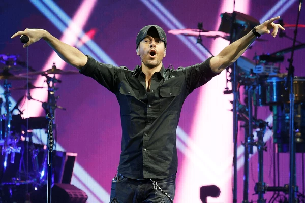 Enrique Iglesias causa revuelo al besar en la boca a una fan en pleno concierto