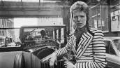 Foto de David Bowie en 1973, al inicio de su gira Ziggy Stardust en Reino Unido, llegando a la estación King's Cross de Londres.