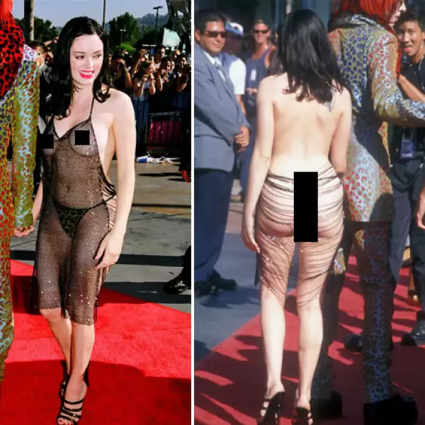 No podríamos olvidar el vestido de Rose McGowan en este listado, que ha quedado para la historia como uno de los más impactantes. La entonces novia de Marilyn Manson iba practicamente desnuda a los Video Music Awards 1998.