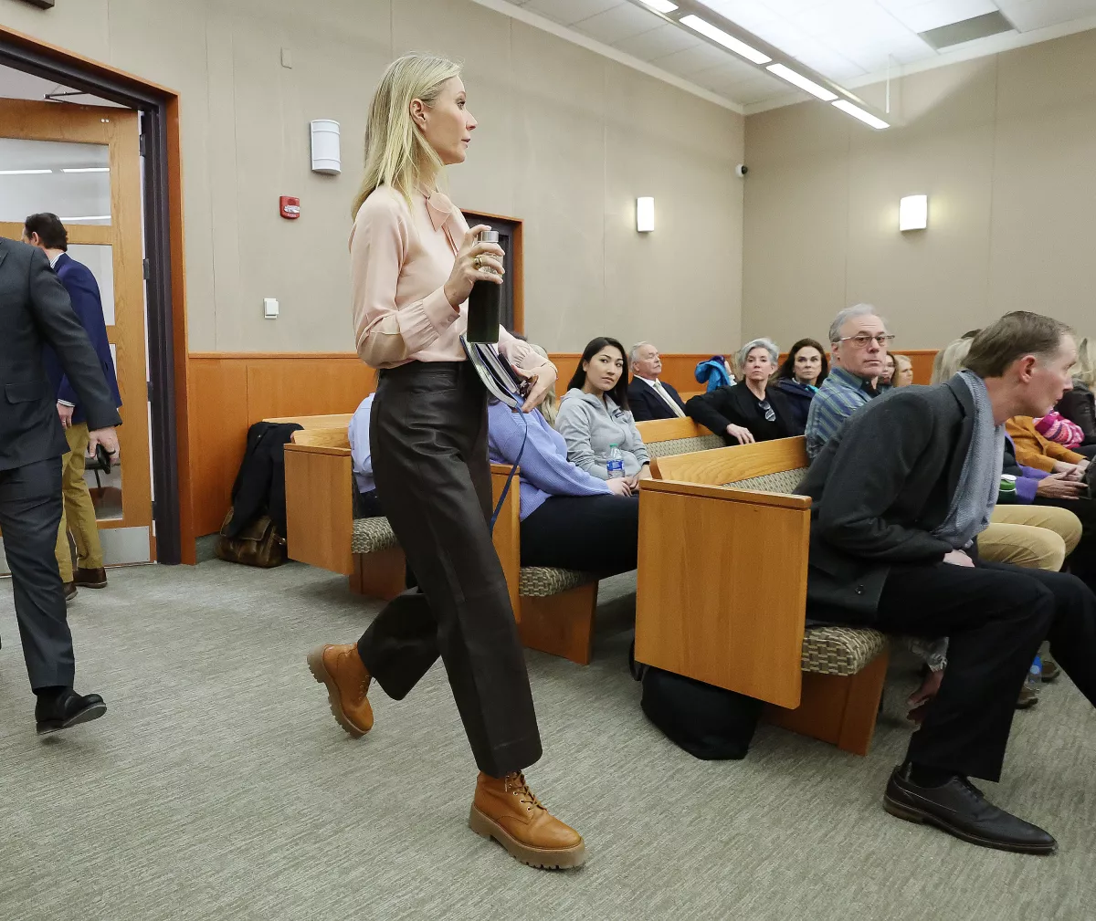 Gwyneth Paltrow se muestra con una actitud irreverente durante el juicio.