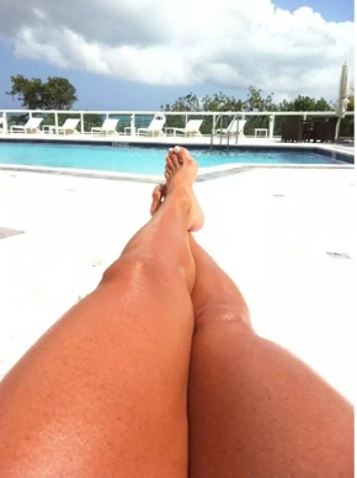 La intérprete compartió en su cuenta de Twitter fotografías en donde posa en bikini, además de presumir sus bien torneadas piernas.