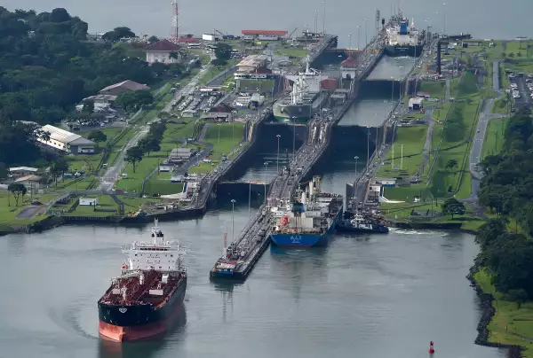 En una vista aérea, barcos pasan por las esclusas de Aqua Clara mientras transitan por el Canal de Panamá el 20 de septiembre de 2023 en Colón, Panamá.
