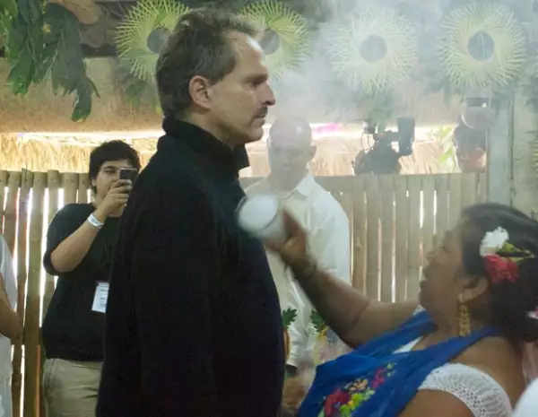 Bosé no aceptó el temazcal que los organizadores de `Cumbre Tajín´le ofrecieron, argumentando que sufre de claustrofobia, en cambio con gusto asistió a una limpia con Chamanes.