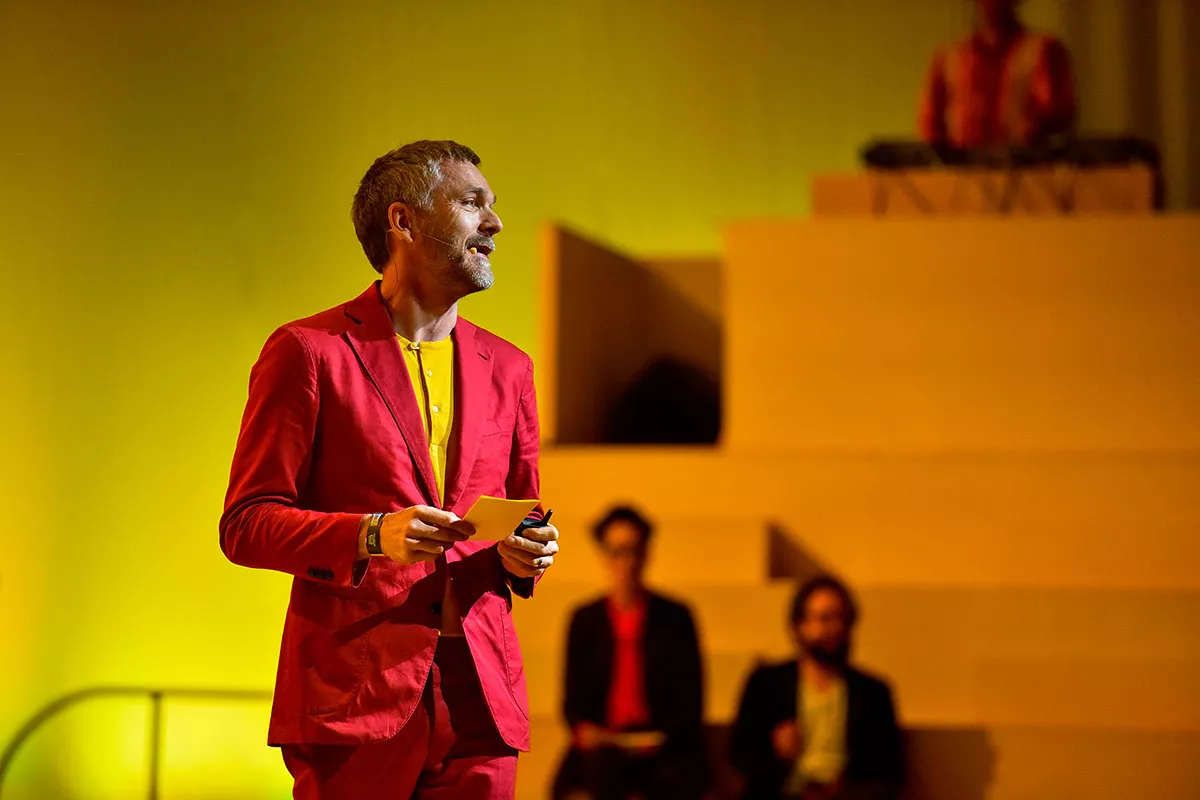 Speaker hablando en What Design Can Do 2019