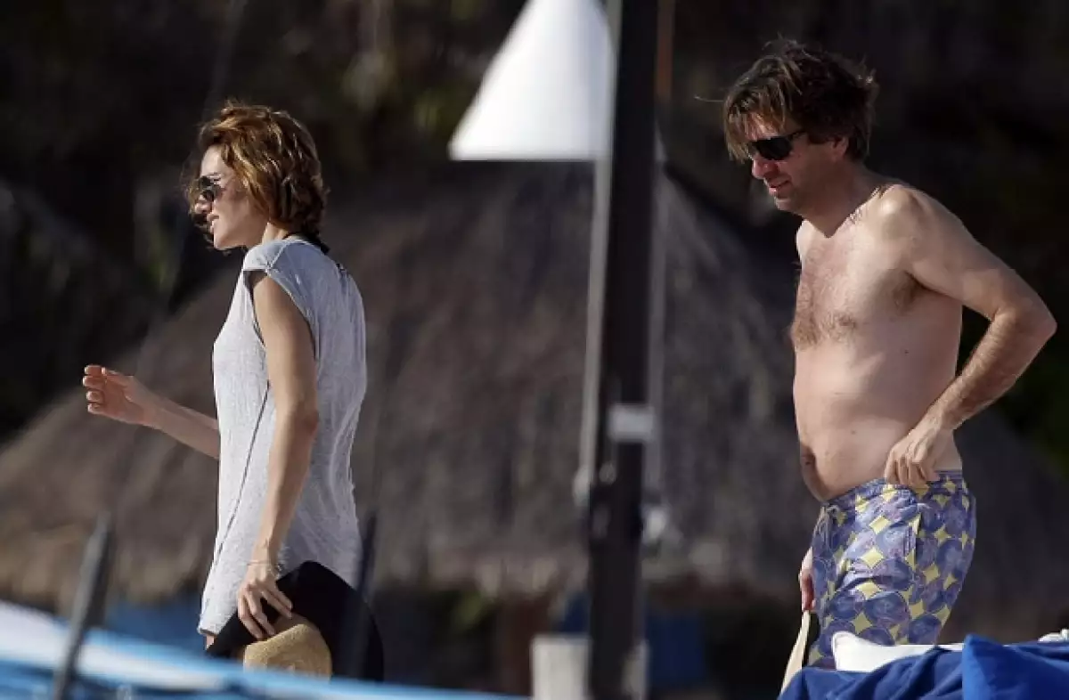 Él es vicepresidente Ejecutivo de Etrade Internacional y bisnieto del pintor impresionista Paul César Helleu. Ella está en el trámite de su divorcio y Mathias lleva más de cinco años separado de su ex mujer.