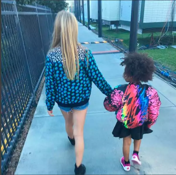 La actriz compartió esta foto de su hija Apple caminando con Blue Ivy, hija de Beyoncé y Jay Z.
