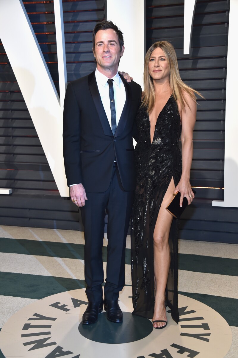 Jennifer Aniston con vestido negro en los Oscar.