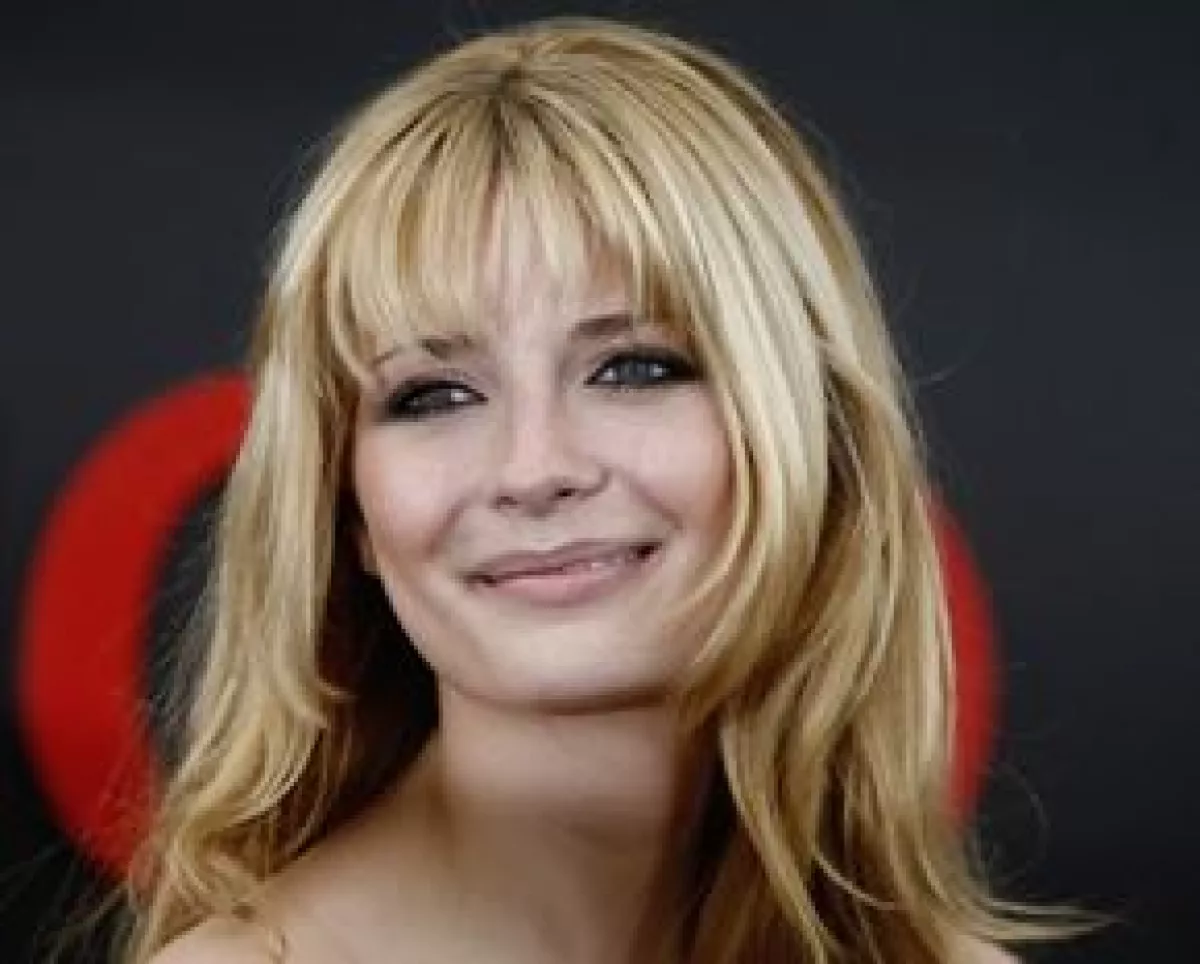 La actriz de O.C. pidió a su novio, el guitarrista Taylor Locke, que le diera un poco de tiempo.