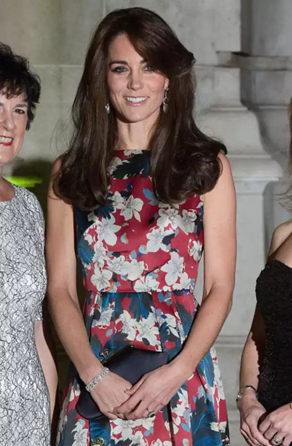 Durante la noche Kate lució unos pendientes de diamantes y zafiros que pertenecieron a la Reina Madre.