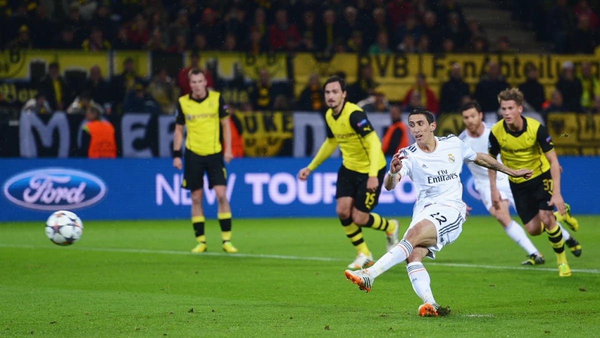 Ángel di María de Real Madrid prueba con un tiro de distancia