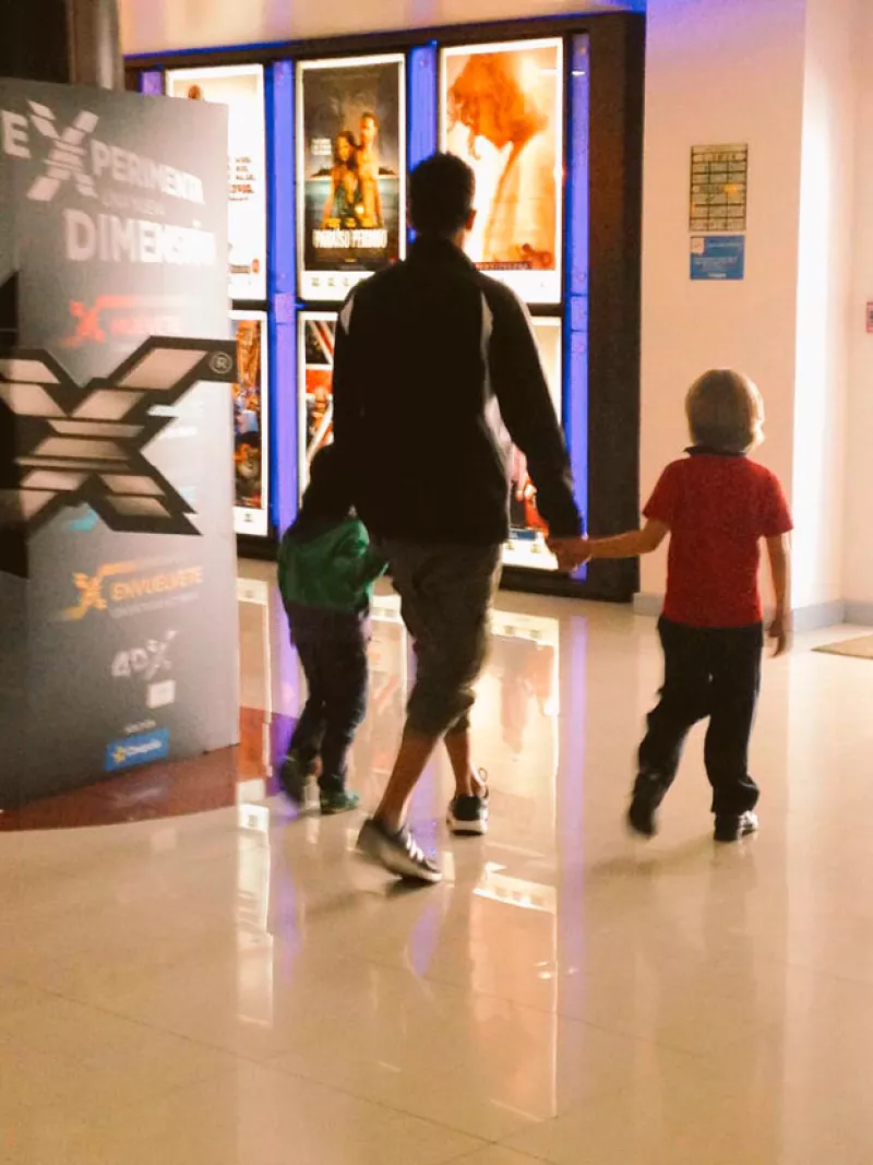 El conductor compartió un momento muy emotivo en redes sociales donde, al ir a ver una película con sus hijos lo conmovió hasta llorar.