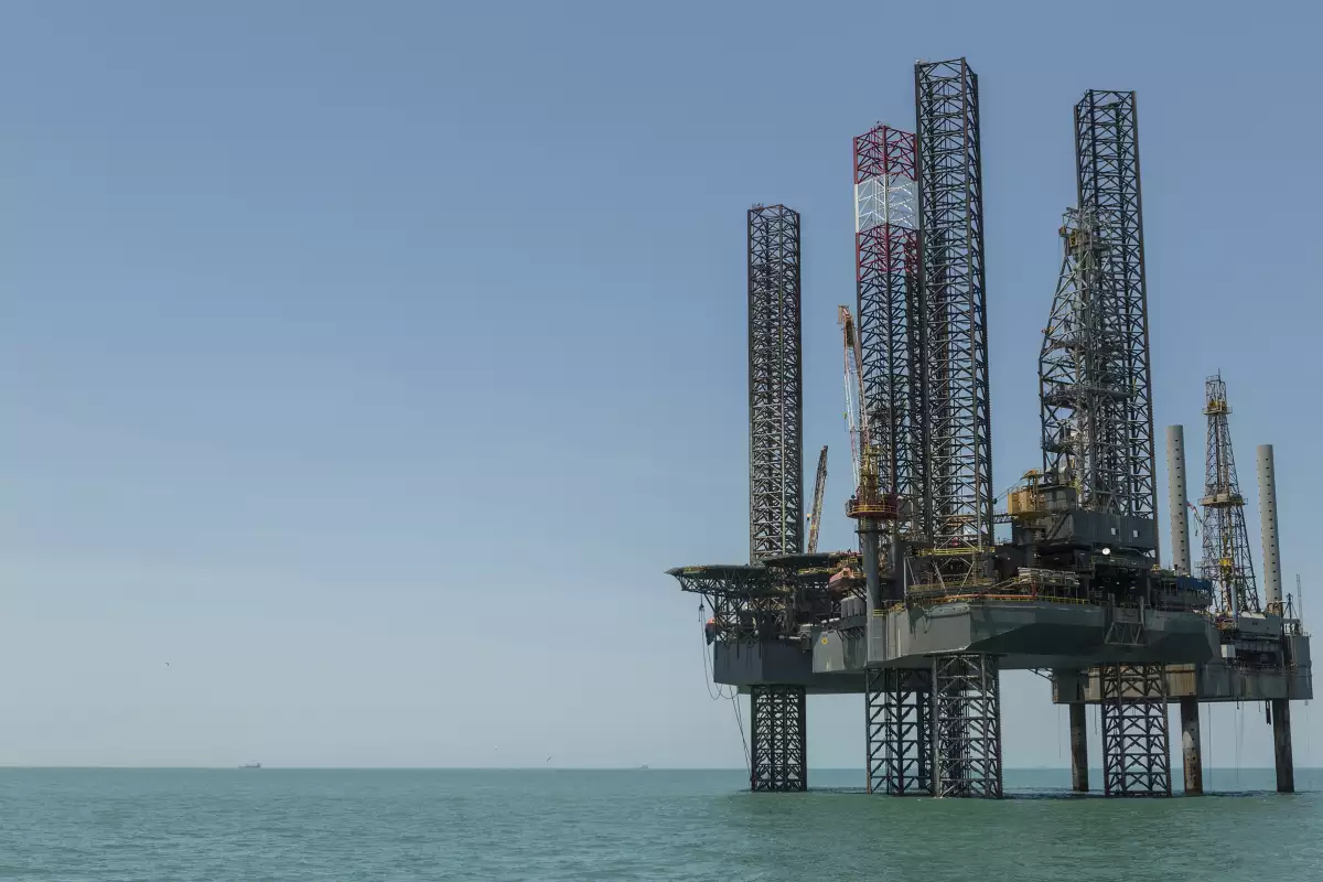 Con el barril de petróleo en mínimos históricos, el gobierno mexicano descartó un alza de impuestos y aplicó recortes al gasto público.