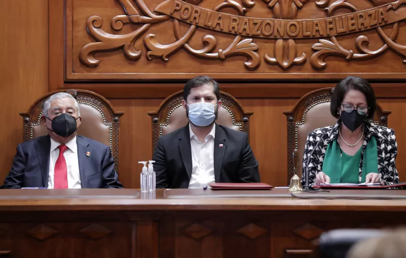 El presidente electo de Chile, Gabriel Boric, es fotografiado en el Tribunal Calificador de Elecciones (Tricel) en Santiago, Chile, durante su proclamación oficial como presidente electo. 