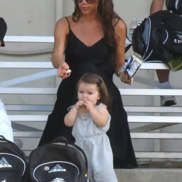 Harper asiste frecuentemente a los partidos de fútbol de sus hermanos, siempre a la moda.