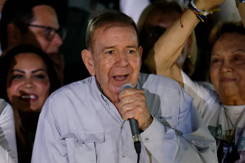 El candidato presidencial de la oposición venezolana, Edmundo González, un hombre de 70 años, pelo castaño y camisa azul, habla en un mitin de cierre de campaña electoral presidencial en Caracas, Venezuela, el 25 de julio de 2024.
