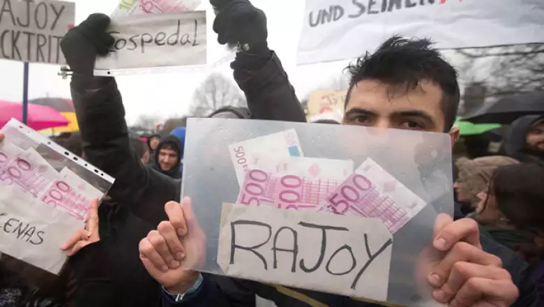 Durante la visita de Mariano Rajoy a Berlín se registraron diversas protestas en su contra. El PP dijo que emprenderá acciones legales contra quienes atribuyen los pagos irregulares.